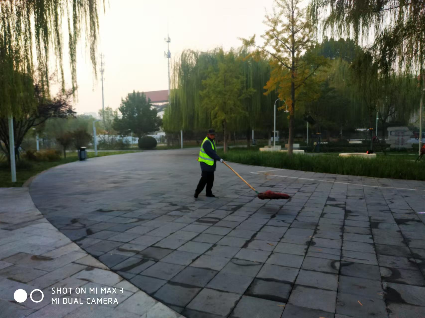 金秋十月，物業(yè)人在公園就最美畫卷